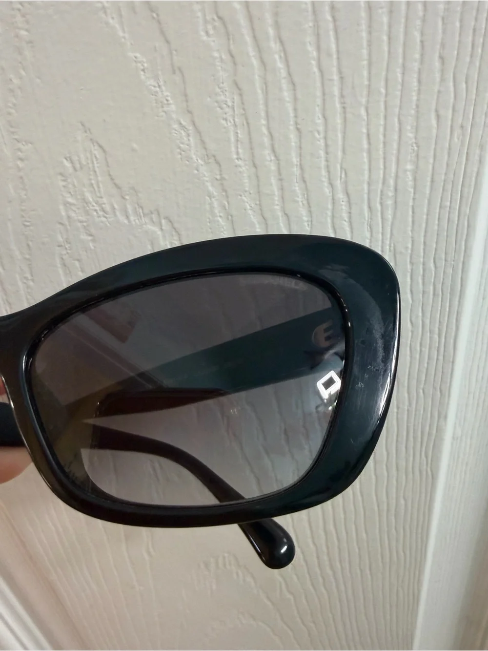 CHANEL Black Oversized Gradient Sunglasses with Quilted Case - Chic Logo Accent
